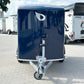 Cheval Liberté Debon C255 V2 Alu – 1300 kg dunkelblauer Kastenanhänger mit Seitentür