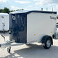 Cheval Liberté Debon C255 V2 Alu – 1300 kg dunkelblauer Kastenanhänger mit Seitentür