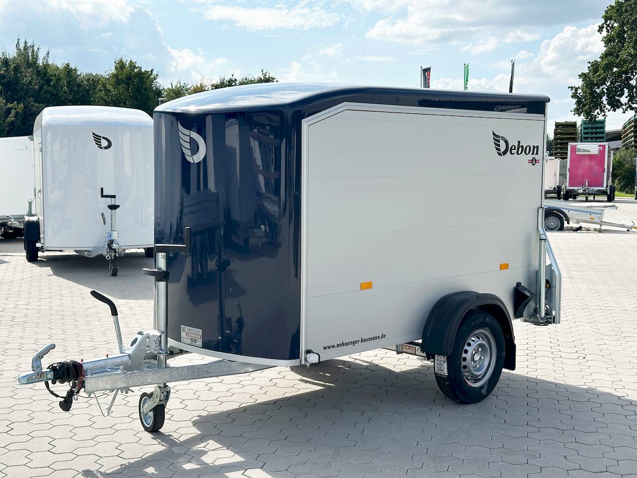 Cheval Liberté Debon C255 V2 Alu – 1300 kg dunkelblauer Kastenanhänger mit Seitentür