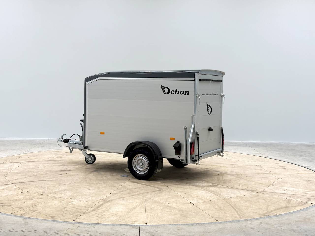 Cheval Liberté Debon C255 V2 Alu – 1300 kg Kastenanhänger, Eisengrau mit Seitentür