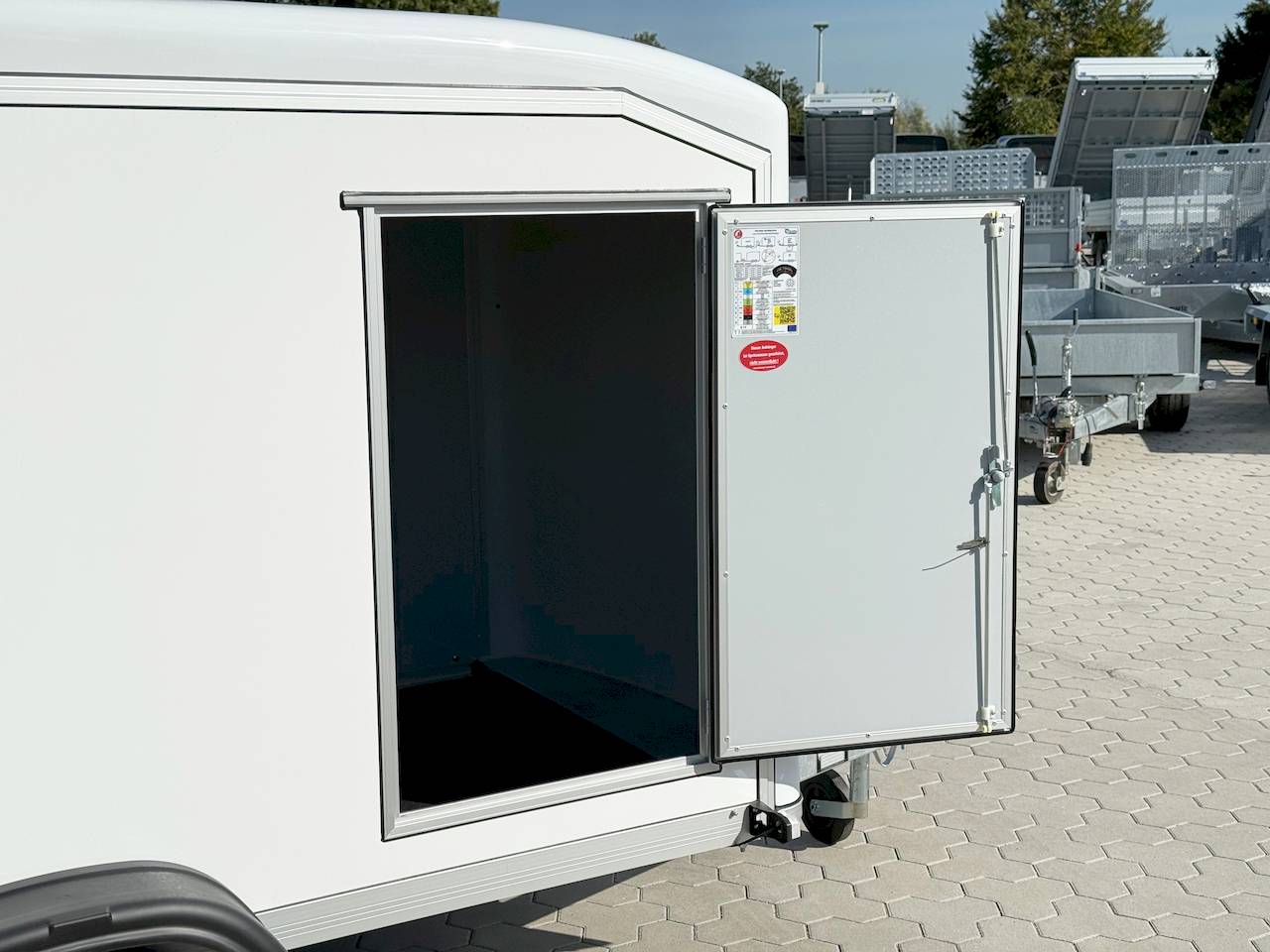 Cheval Liberté Debon C255 V2 Wabenanhänger – 750 kg weißer Kastenanhänger mit Seitentür