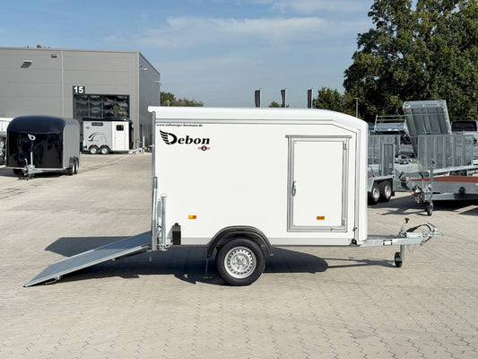 Cheval Liberté Debon C255 V2 Wabenanhänger – 750 kg weißer Kastenanhänger mit Seitentür