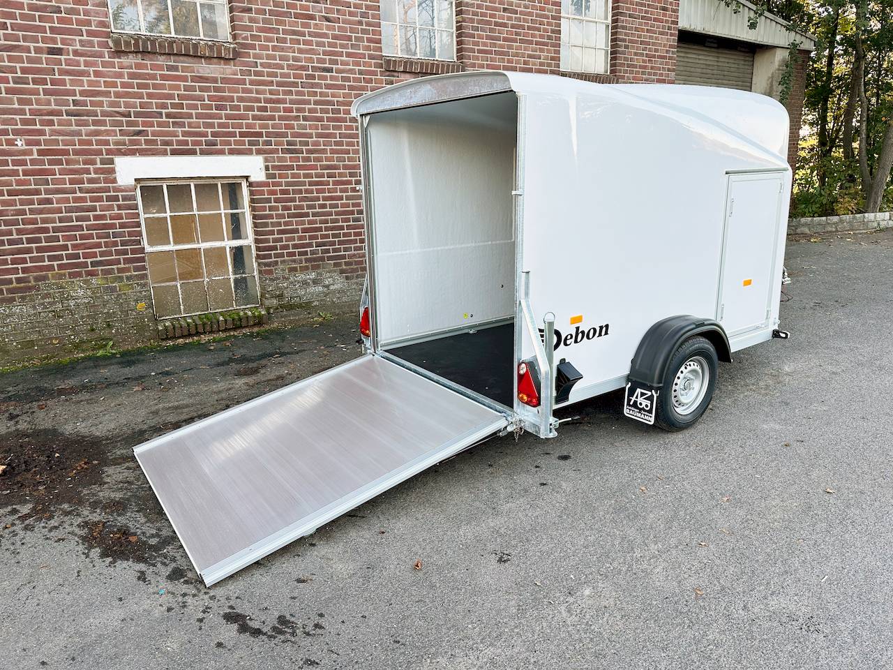 Cheval Liberté Debon Cargo 1300 – 1300 kg weißer Anhänger mit Seitentür