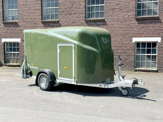 Cheval Liberté Debon Cargo 1300 – 1300 kg olivgrüner Anhänger mit Seitentür