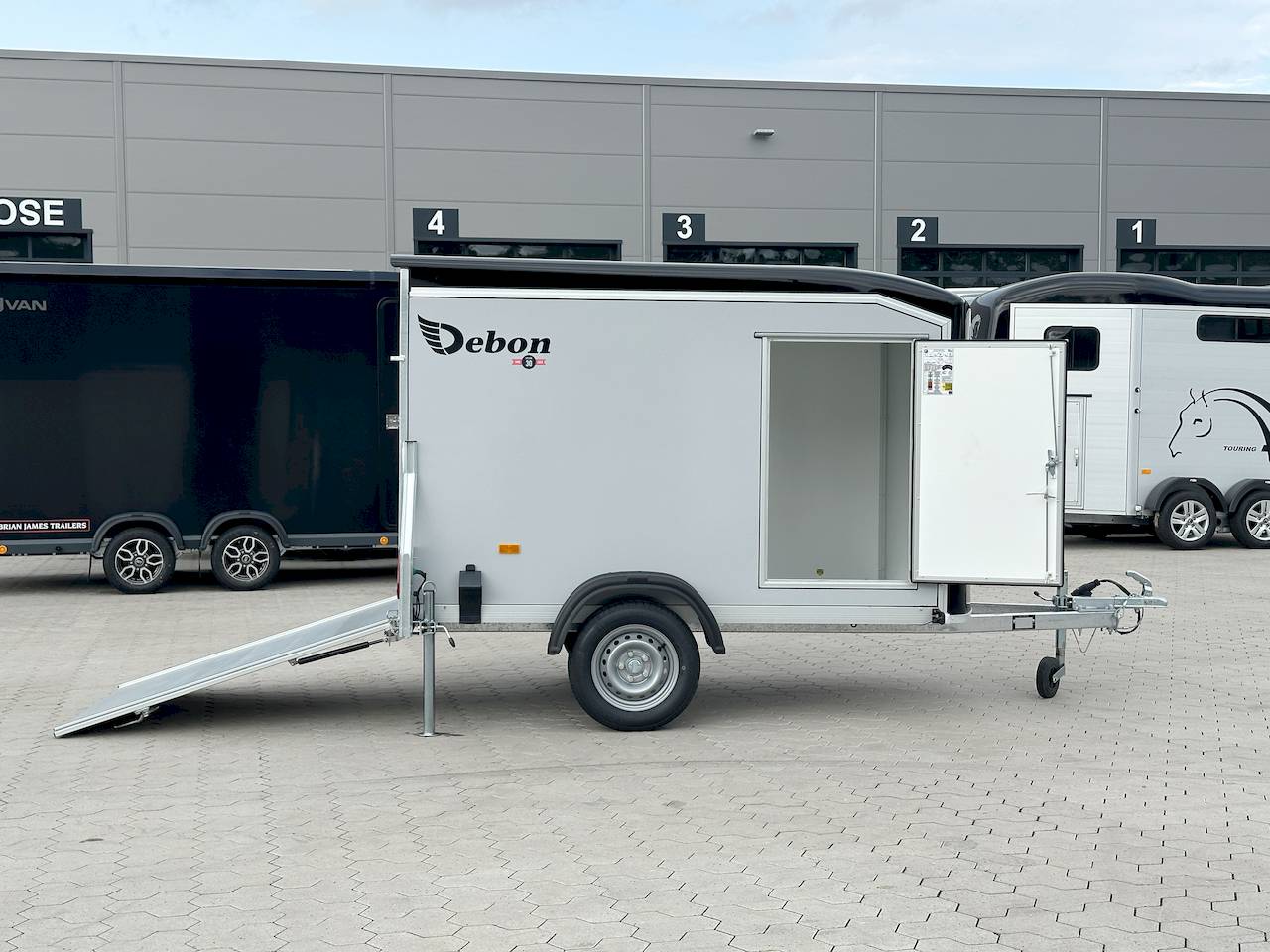 Cheval Liberté Debon C255 V2 Honeycomb – 750 kg Kofferauflieger, schwarz/grau, mit Seitentür