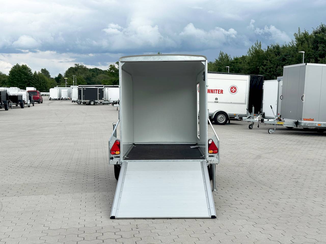 Cheval Liberté Debon C255 V2 Honeycomb – 750 kg Kofferauflieger, schwarz/grau, mit Seitentür