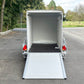 Cheval Liberté Debon C255 V2 Sperrholz – 750 kg schwarzer/grauer Kastenanhänger mit Seitentür