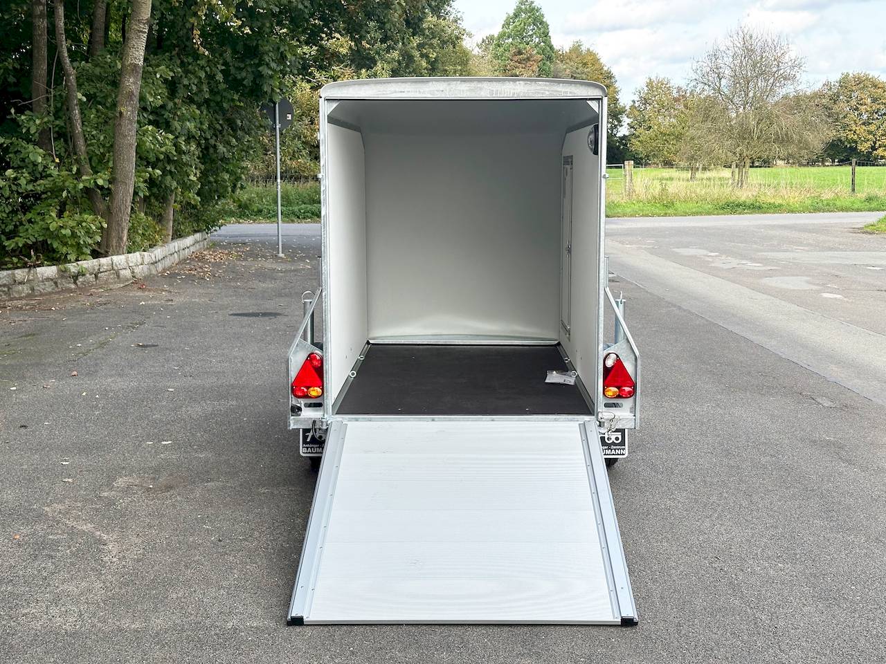 Cheval Liberté Debon C255 V2 Sperrholz – 750 kg schwarzer/grauer Kastenanhänger mit Seitentür