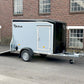 Cheval Liberté Debon C255 V2 Sperrholz – 750 kg schwarzer/grauer Kastenanhänger mit Seitentür
