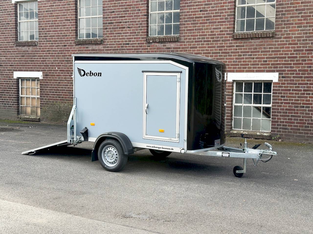 Cheval Liberté Debon C255 V2 Sperrholz – 750 kg schwarzer/grauer Kastenanhänger mit Seitentür