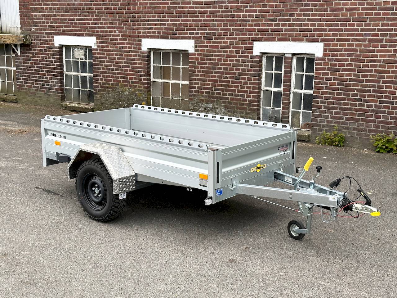 Humbaur ha 132513 kv Offroad – Flachprofil – 1,3 t – 2,51 m x 1,31 m x 0,4 m – Frontklappe – Offroad