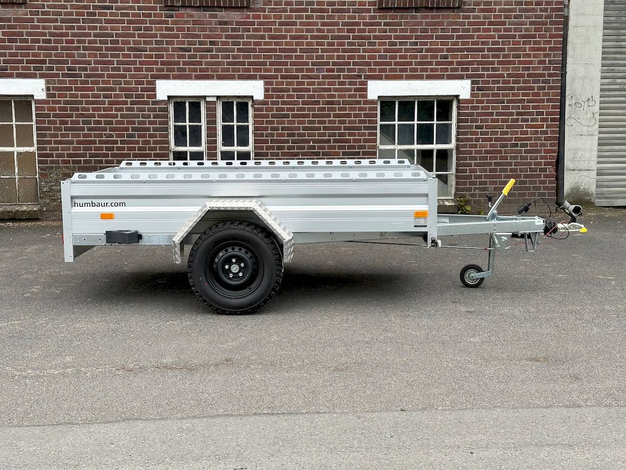 Humbaur ha 132513 kv Offroad – Flachprofil – 1,3 t – 2,51 m x 1,31 m x 0,4 m – Frontklappe – Offroad