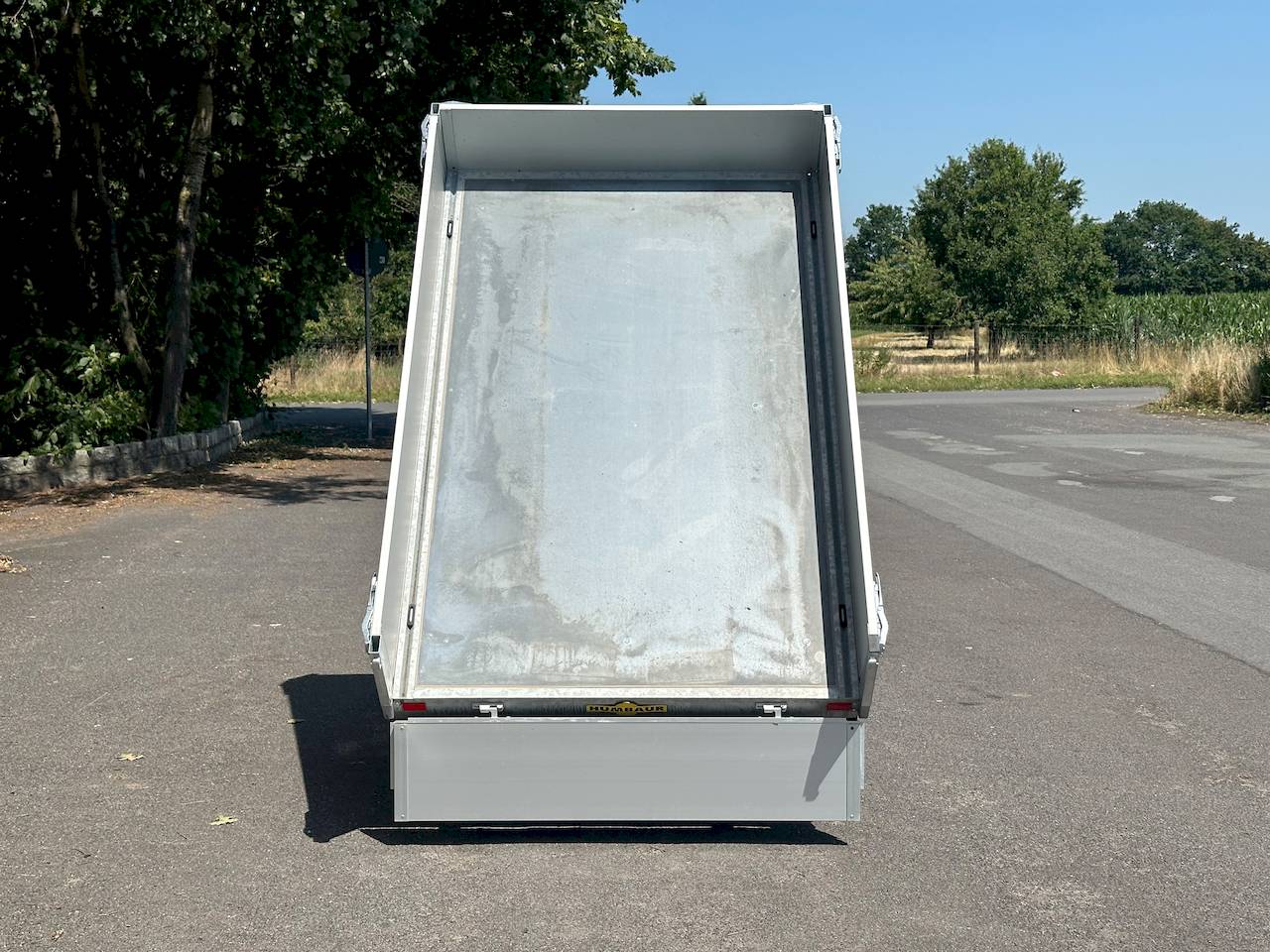 Humbaur HUK 152314 – Heckkippmulde – 1,5 t – 2,3 m x 1,4 m x 0,3 m – gebremst